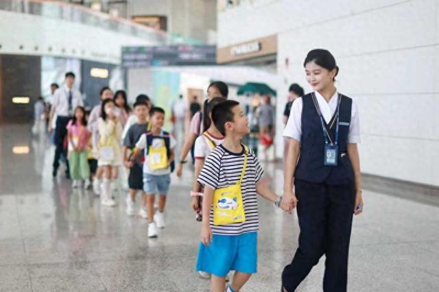 半两财经｜暑期7.55万娃独自坐飞机 南航无陪儿童服务这些细节要注意