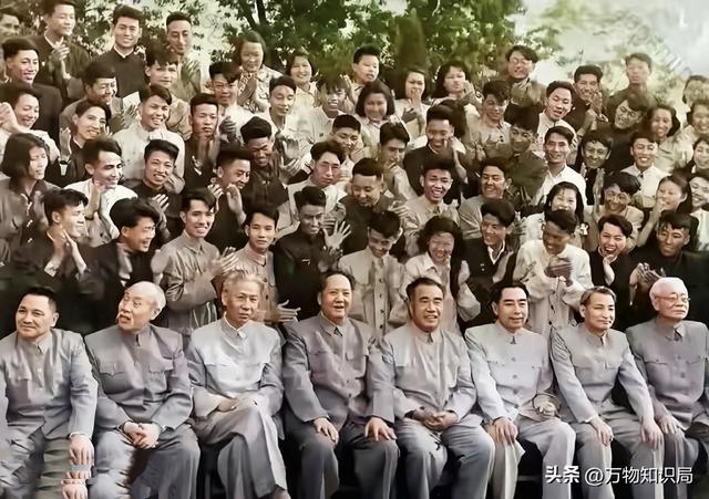 李鹏总理儿媳罕见留影，五官端正长相大气，爷爷功勋卓著比肩元帅