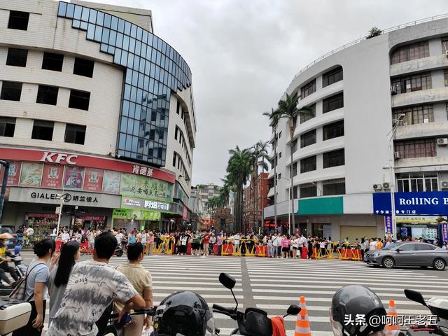 广东省佛山市顺德区大良街道，清晖路依然这样的热闹。