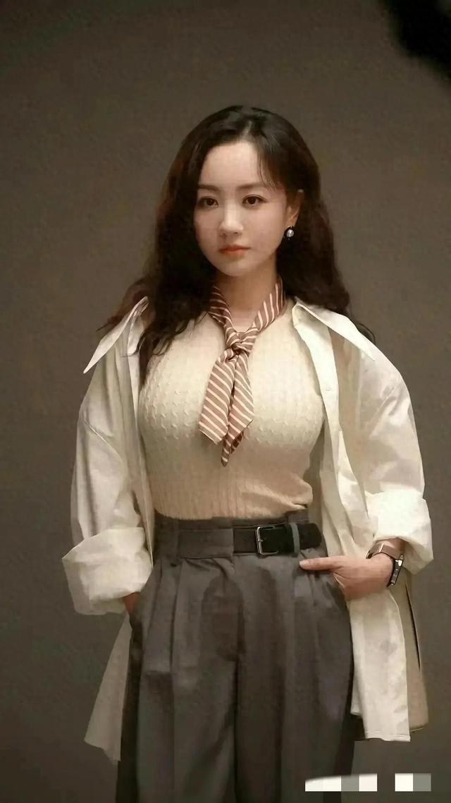 杨蓉这胸是真的吗？跟两个足球一样了，真的非常好看了
