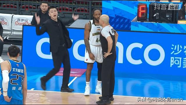 杨鸣遭驱逐辽宁负北京！谁注意到他跟赵睿沟通判罚，太想赢了！