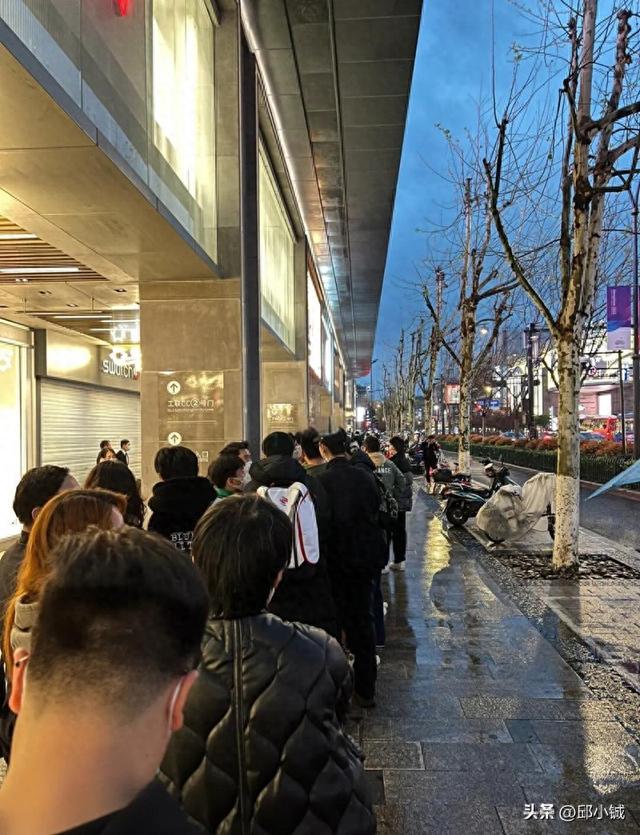 黄牛不睡觉连夜排队！不到3000元的欧米茄史努比，冲吗？