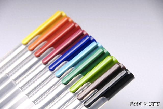 衣服上弄上中性笔油如何快速去掉（别让中性笔油毁了你的衣服快速清洗的小妙招）