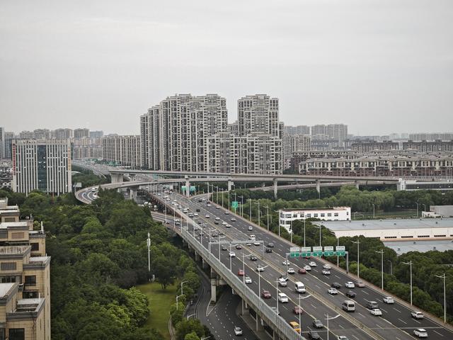 凭栏尽揽姑苏美，心潮漫涌冰城娇