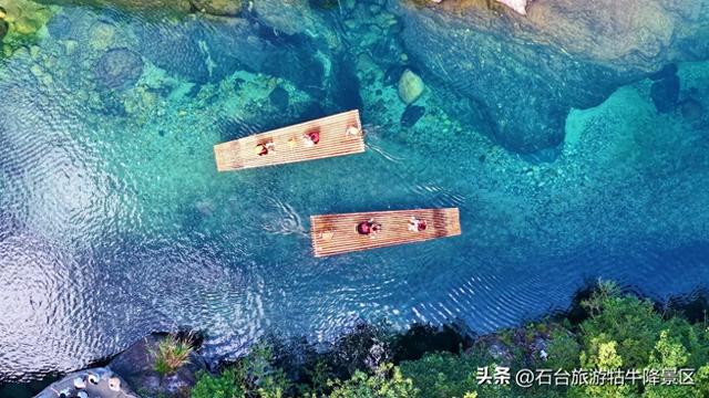 秋色泼染牯牛降，山水如画正当时