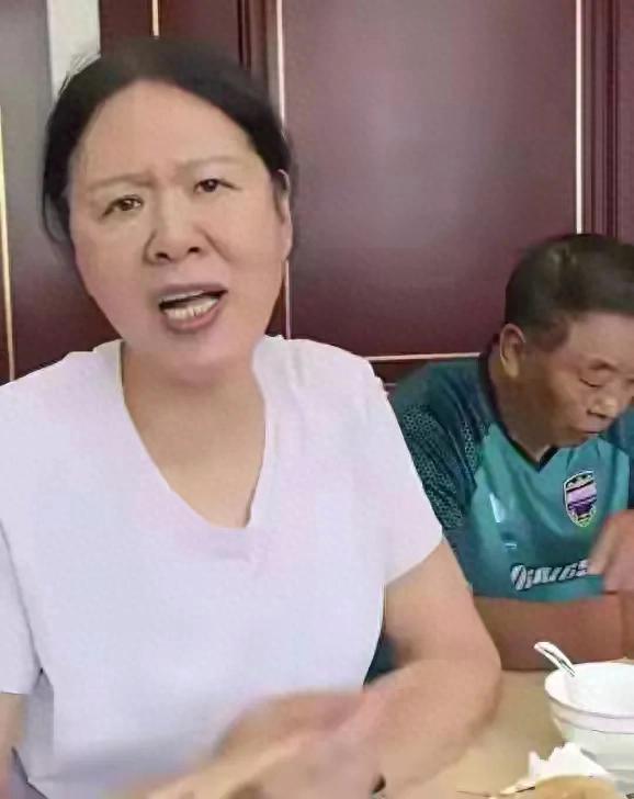 天哪！63岁郎平怎么变成这样了，是不是医美过度了 还不如自然老去