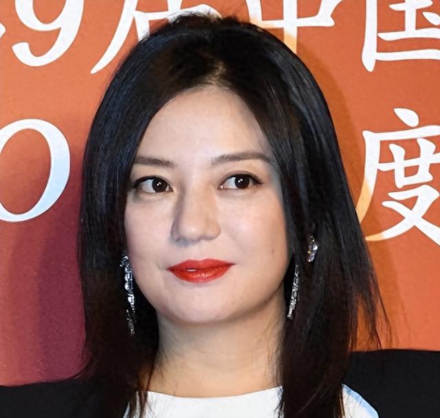 面相又变了！49岁赵薇广东吃饭	，又老又瘦没架子，却再无回头路走