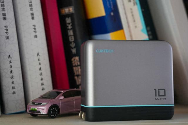 出门包里揣着 10号超级电能充Ultra，就像揣了个 “电量急救包”