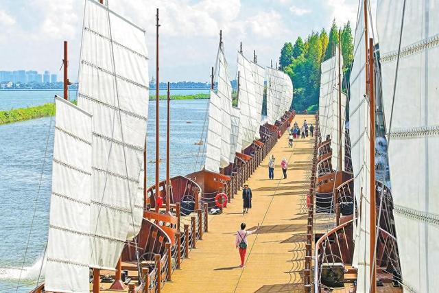 滇池绿道环草海段钢浮桥重新向公众开放