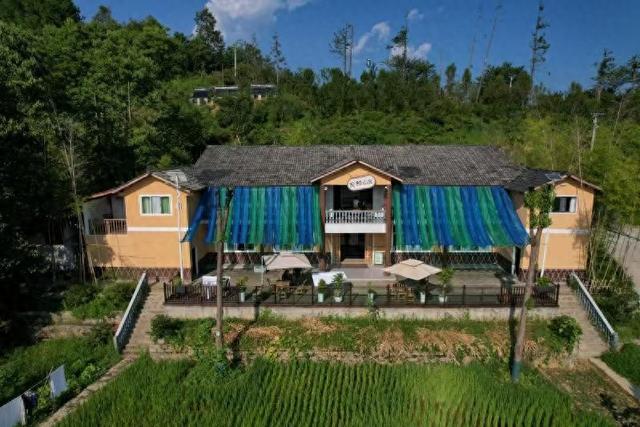 抓住夏天的尾巴，扎进遵义的山野间