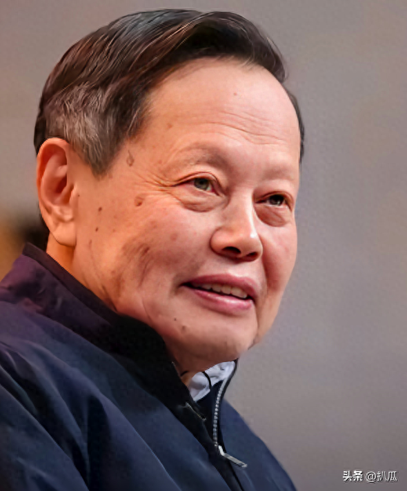 杨振宁葬礼刚结束，恶心的一幕就出现了！遗体盖国旗都被人质疑
