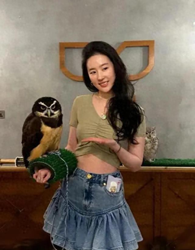 38岁刘亦菲阿联酋素颜疯传!无妆状态杀疯了,这松弛感内娱独一份