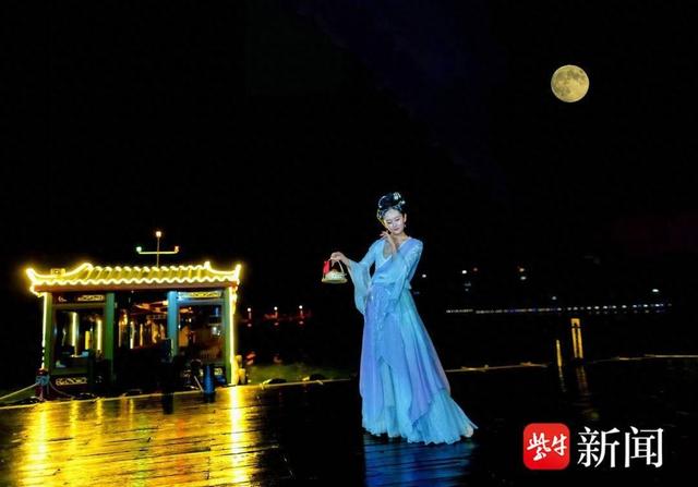 镇江双节水上活动上新：摇橹船、定制纪念票 + 夜游市集，打造假期别样风景