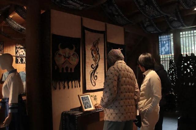 【21℃城市安顺文化新风采】从“远距离观赏”变为“沉浸式体验”—— 安顺蜡染文化底蕴“加分”文旅消费