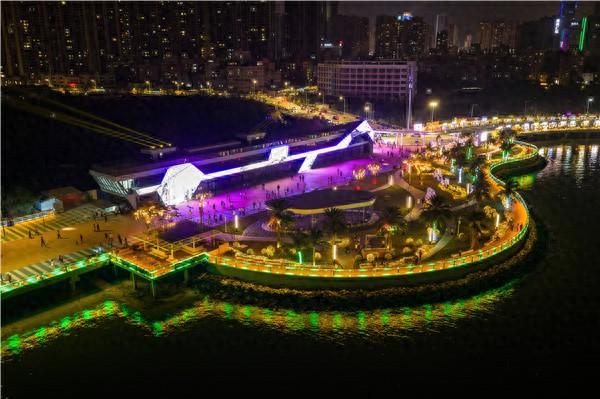 海豚湾夜灯一亮 整条海岸线都在写情书