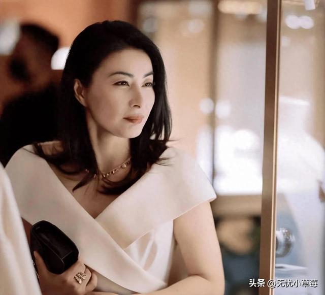 算命大师不敢给郭晶晶看相，她打破了相书规律，小耳垂却很有福气