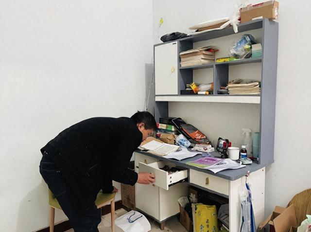 老师对孩子体罚，并将罚站照片发进家长群后，厌学男孩从18楼跳下！律师：学校不需要承担责任