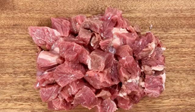 炖牛肉时，怎么炖才可以鲜嫩不硬？掌握5个技巧，软烂入味不塞牙