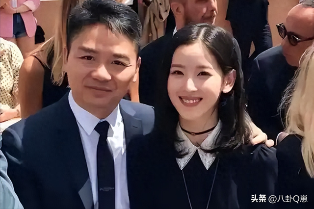 婚变传闻仅5天，刘强东"坦白"没自信，章泽天状态好到和男星看展