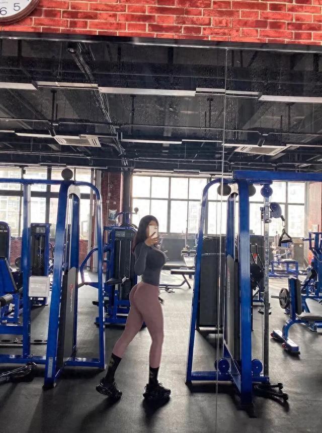 优化臀腿线条（每天练臀腿15分钟）