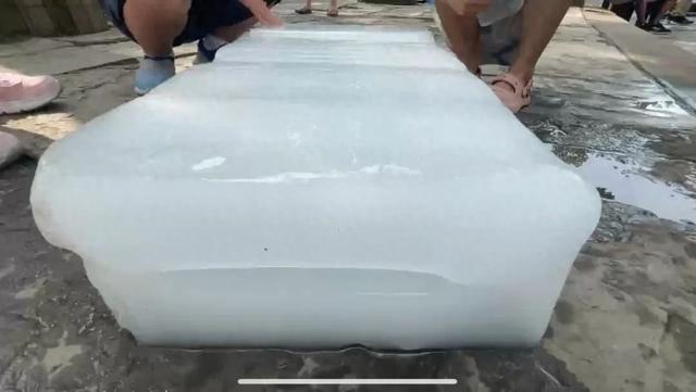 4500 斤冰块 “空降” 乐山大佛景区！还有冷风机+大风扇+冰袋……游客狂赞：贴心到心坎！