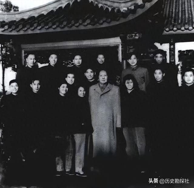 毛主席的机要秘书谢静宜有多美？长相清纯可爱，当过北京市委书记