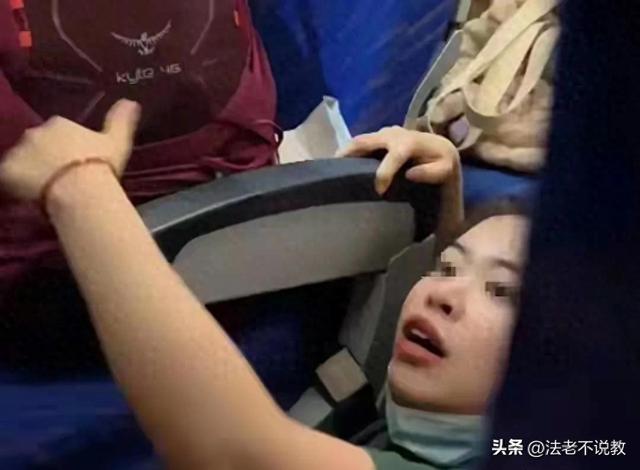 南航飞机群殴后续：警方回应：女子称绝不和解，央视等官媒发声