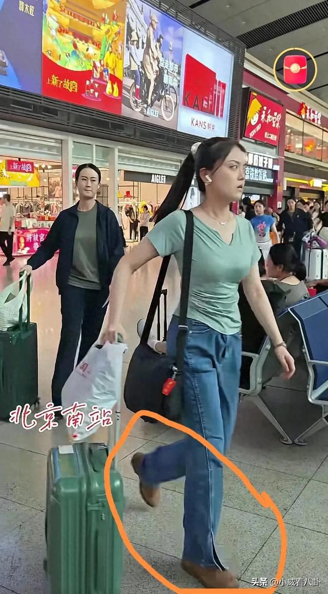 车站遇见参加完九三阅兵的女民兵，脱下迷彩服换上便装，个高时尚