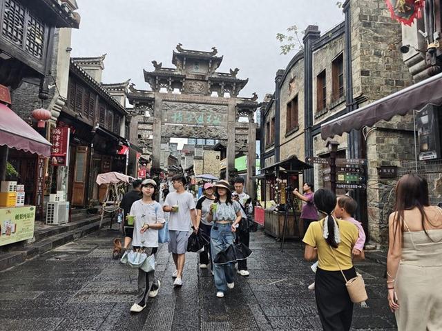 贵州铜仁：多元文化魅力四射 热度持续攀升