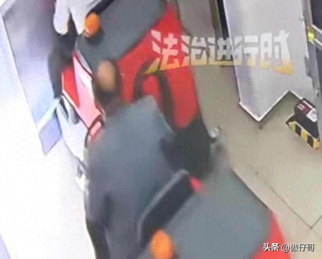 清洁工撞死同事	，主管却让继续扫地，法律没放过他！