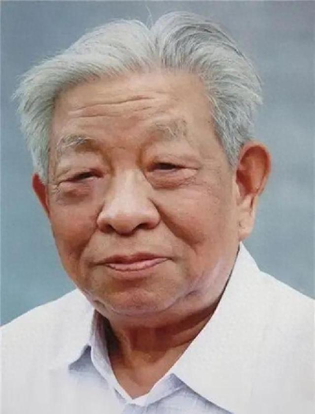 他给毛主席当了26年警卫员，后又保卫华国锋邓小平，如今依然在世