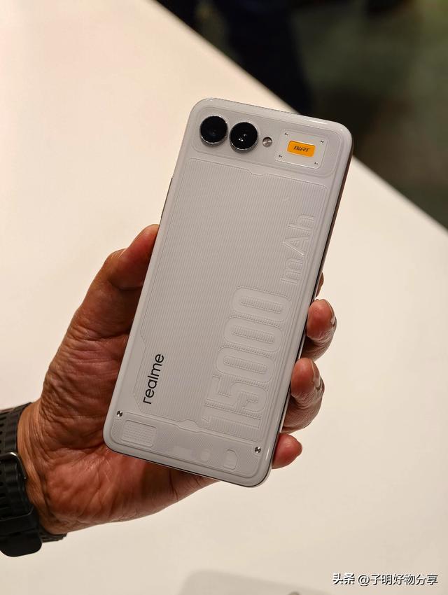 真我全球首发15000mAh概念手机：充一次电可用五天，厚度仅8.89mm