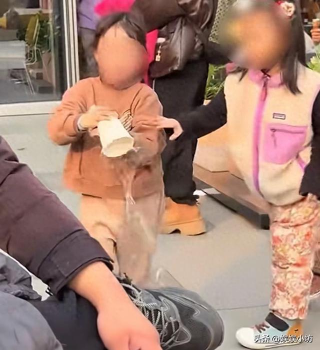 小女孩打翻水杯后续：警方介入，涉事母女道歉，女孩状态让人担忧