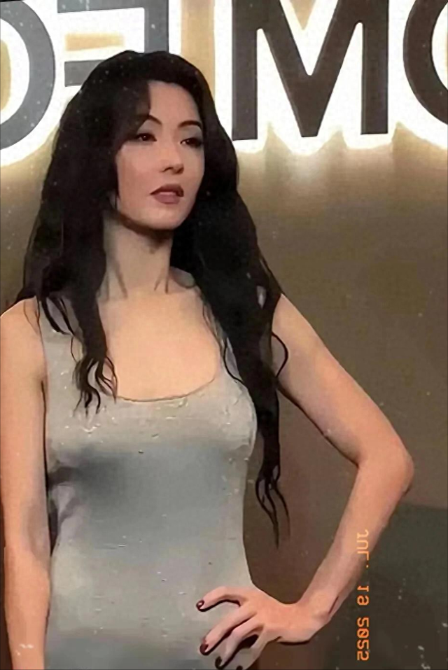 港星真的是越来越放的开了！张柏芝疑似真空出席活动。惊艳众人！