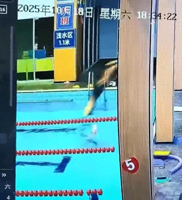 "宁波一男子头朝下跳进泳池浅水区，撞到池底致颈椎重伤去世，馆方：女儿喊他没有答应，其他人未及时发现"