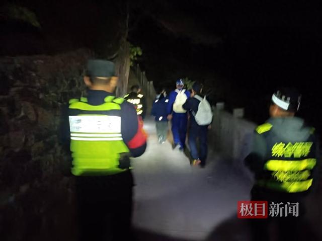 救援高中女孩攻略（两高中女生黄山爬到崩溃求助）