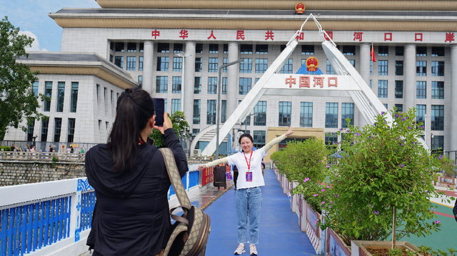 边境风光触手可及，民俗活动精彩纷呈！参加2025年国门文化“极边好声音——红河国门歌会”的嘉宾走进河口