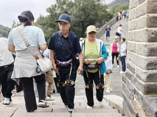 “外骨骼”助力登八达岭长城，残障人士共圆“好汉梦”