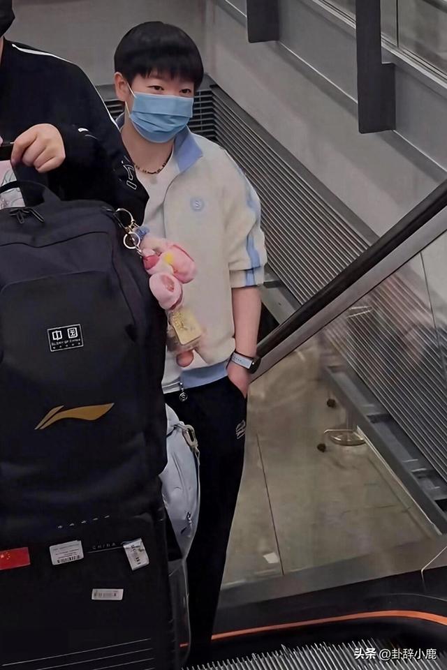 天呐！孙颖莎回国抵达香港，单手插兜帅到没边 又帅又萌直接撩人心
