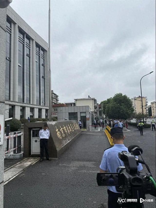泰国坠崖孕妇离婚案未当庭宣判，开庭前王暖暖花一个半小时化妆，庭审后痛哭“为什么人可以这么坏”