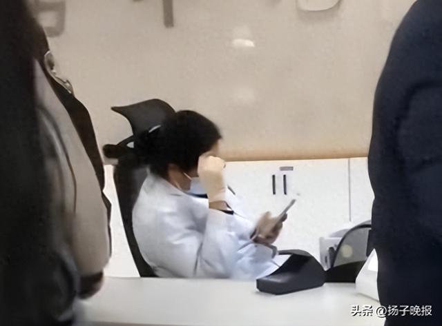四川一医院收费员玩手机	，窗口多人排队待缴费，医院通报：情况属实，已进行严肃批评教育和待岗处理