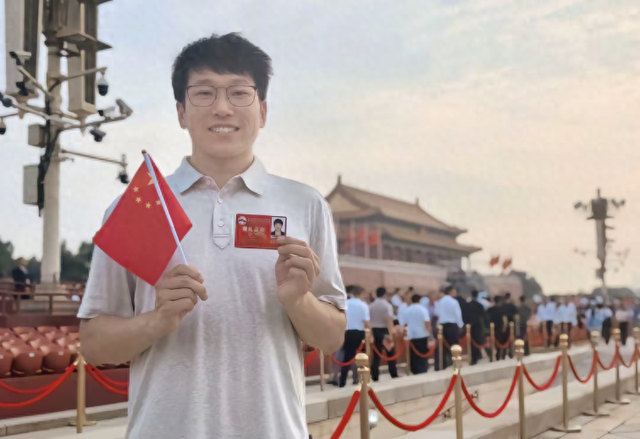 明明受邀观礼“九三”阅兵，坐实了明明东方甄选当家主播的地位