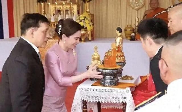 佛牙舍利前的特殊跪拜：泰王访华的文化深意