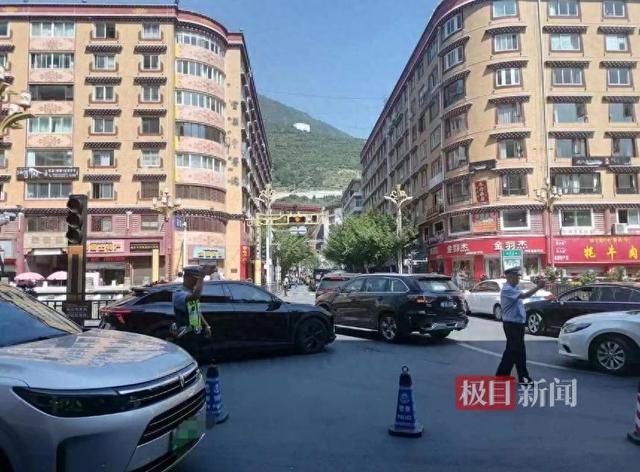 游客挤满甘孜康定，网红局长刘洪宣布：机关企业停车场免费开放