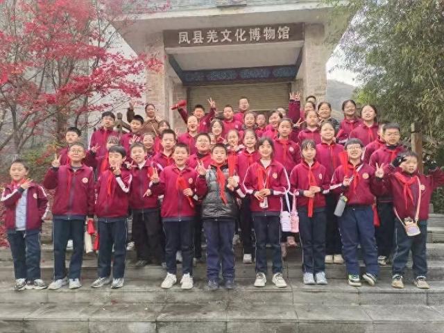 凤县开展“探寻古羌秘境 传承民族文化”文明实践活动 200余名学子沉浸式感悟羌族文化魅力