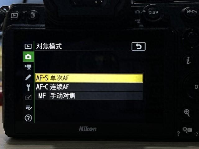 镜头上的af和mf是什么意思（相机上的AFSAFC和MF对焦是什么意思）