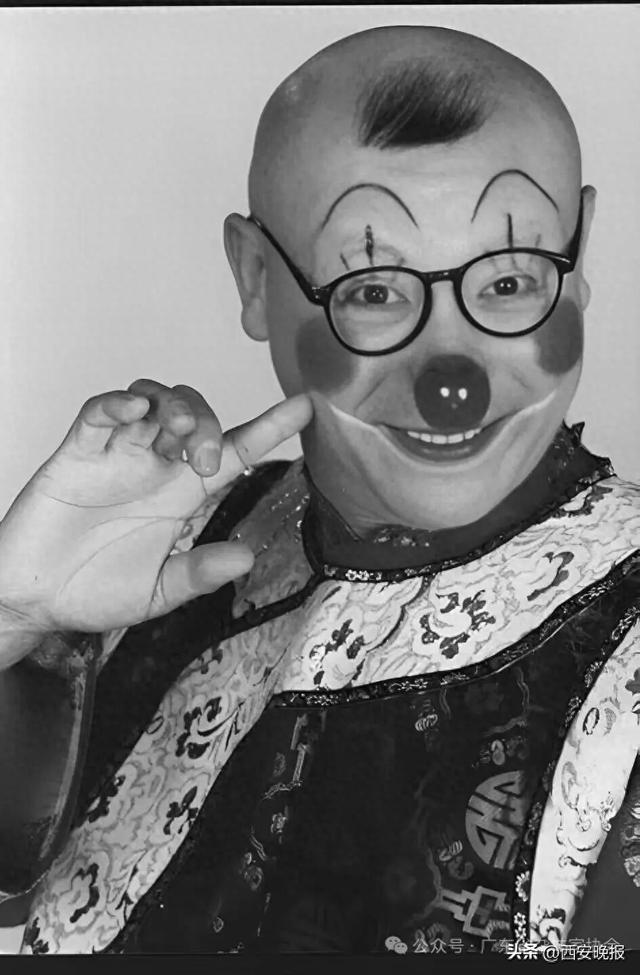 一级演员李春来表演时突然倒地，被送医后经全力抢救无效去世