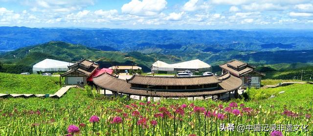六盘水韭菜坪：踏秋避暑的梦幻仙境，野生韭菜花惊艳绽放！