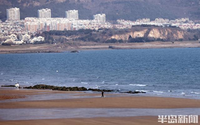 冬日暖阳映海滨