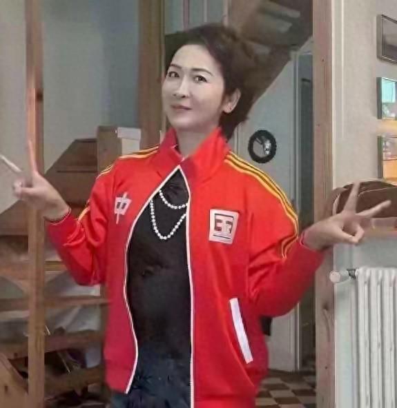 吴艳妮的妈妈长得真漂亮，原来艳妮的美貌遗传了妈妈！